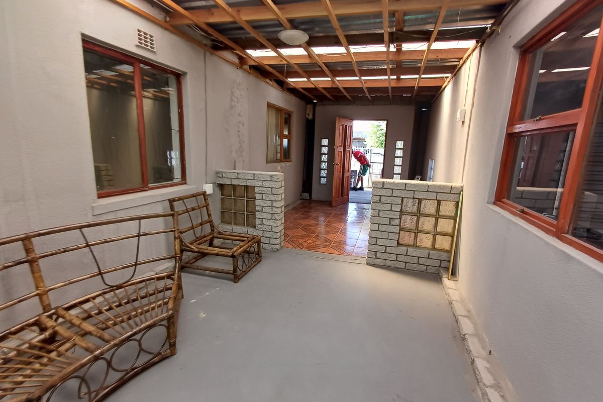 Spacious Family Home with Endless Potential in Kuils River - Photo 4