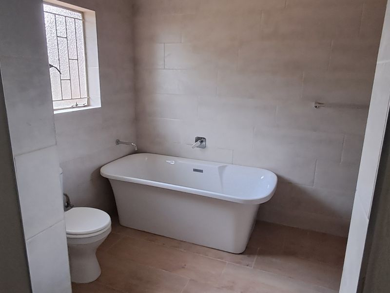 Fantastic Family home in sought after residential area - Photo 4