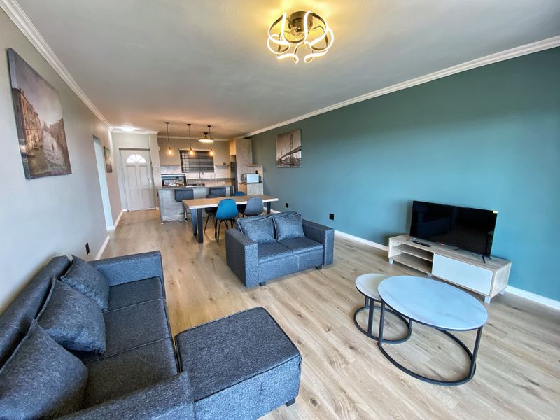 Spacious, Modern Apartment with Sea Views – Appliances Included - Photo 3