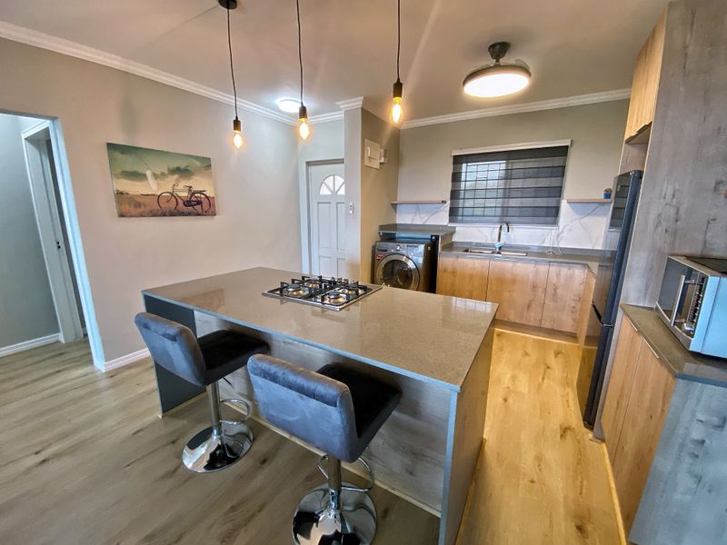 Spacious, Modern Apartment with Sea Views – Appliances Included - Photo 7