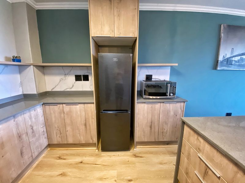 Spacious, Modern Apartment with Sea Views – Appliances Included - Photo 10