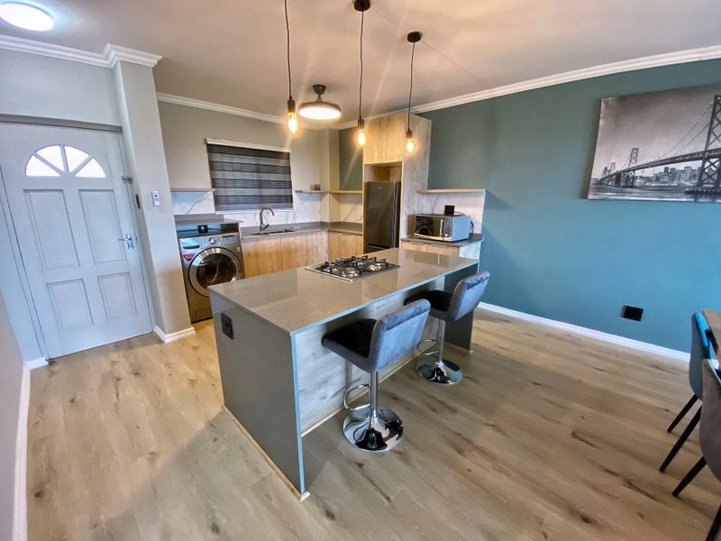 Spacious, Modern Apartment with Sea Views – Appliances Included - Photo 6