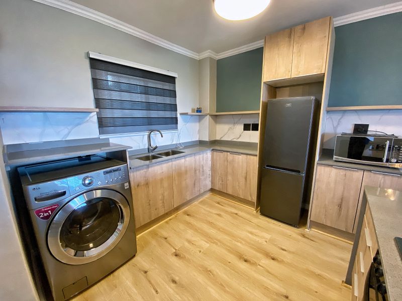 Spacious, Modern Apartment with Sea Views – Appliances Included - Photo 8