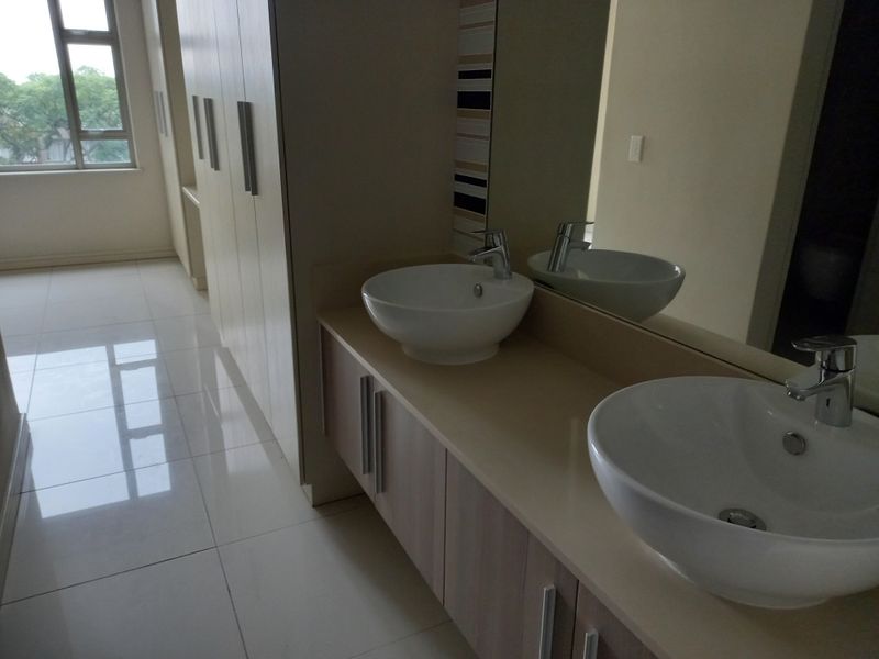 Unfurnished 2 Bed 2 Bath Apartment in Rosebank for RENT - Photo 6