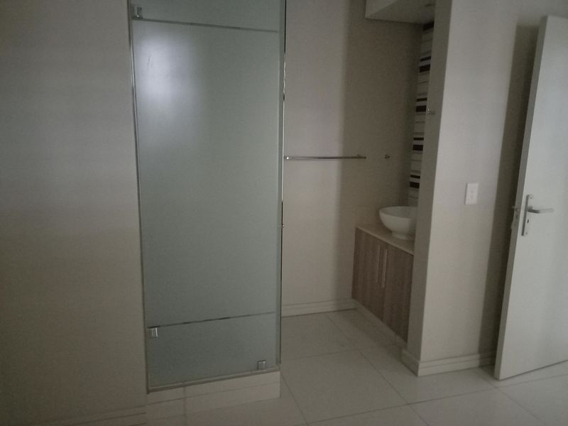 Unfurnished 2 Bed 2 Bath Apartment in Rosebank for RENT - Photo 8