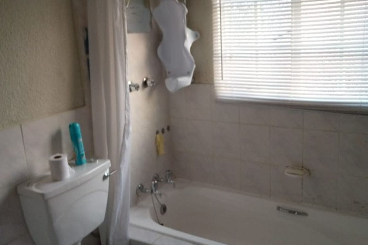 Neat apartment in secure complex in a sought after area - Photo 3