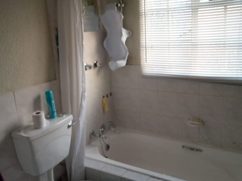 Neat apartment in secure complex in a sought after area - Photo 3