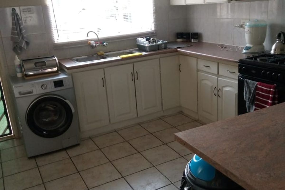 Neat apartment in secure complex in a sought after area - Photo 4