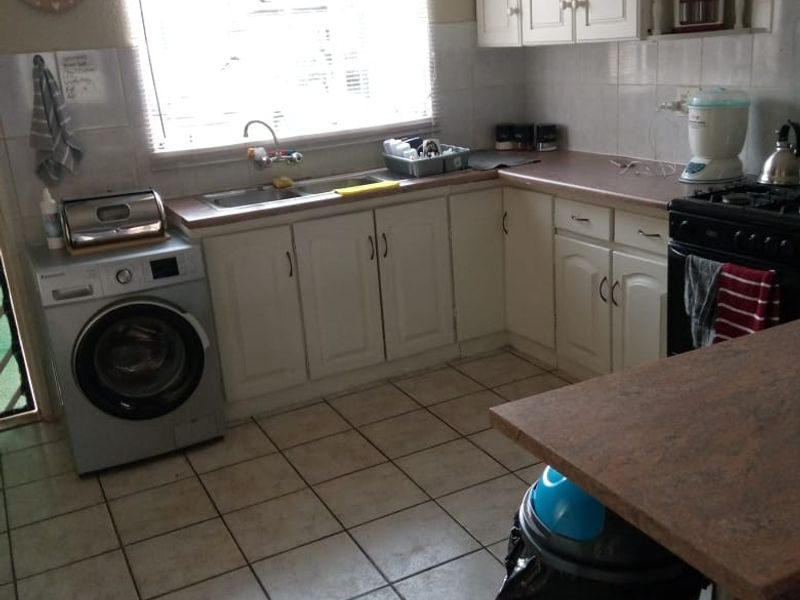 Neat apartment in secure complex in a sought after area - Photo 4