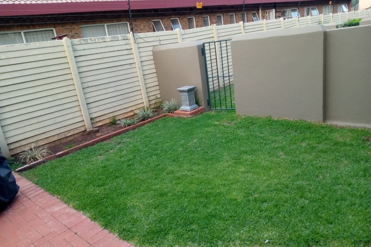 Neat apartment in secure complex in a sought after area - Photo 2