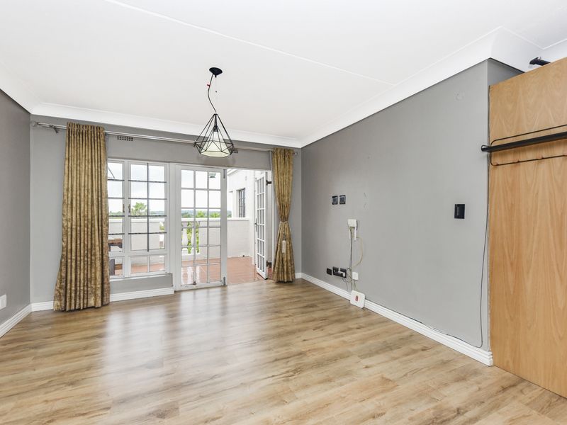 secure, stylish, and superbly located 2 bedroom 1 bathroom apartment in Sandown - Photo 10