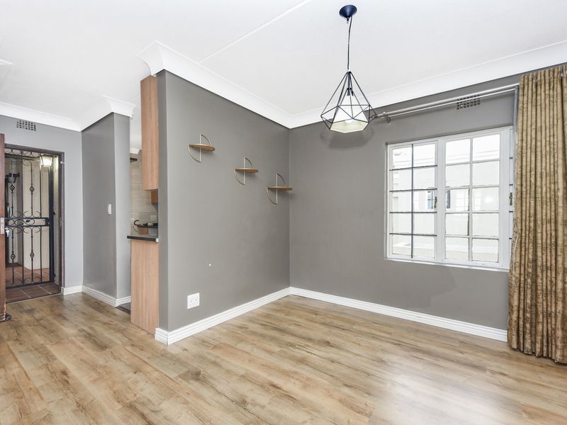 secure, stylish, and superbly located 2 bedroom 1 bathroom apartment in Sandown - Photo 8