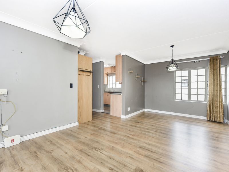 secure, stylish, and superbly located 2 bedroom 1 bathroom apartment in Sandown - Photo 6