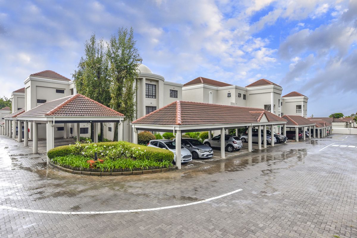 secure, stylish, and superbly located 2 bedroom 1 bathroom apartment in Sandown - Photo 3