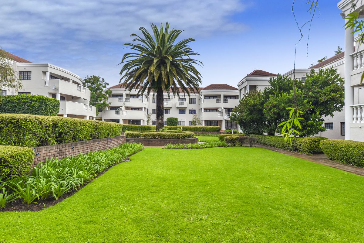 secure, stylish, and superbly located 2 bedroom 1 bathroom apartment in Sandown - Photo 4