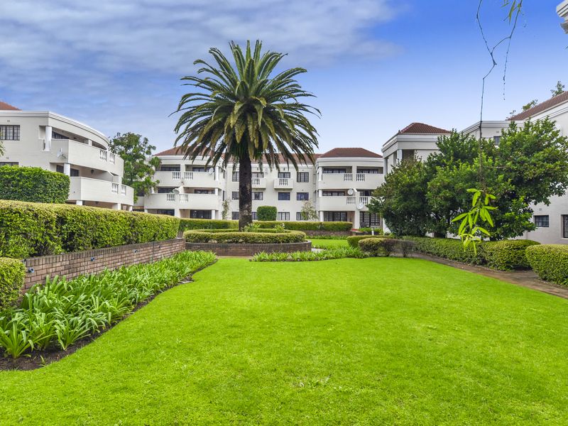 secure, stylish, and superbly located 2 bedroom 1 bathroom apartment in Sandown - Photo 4
