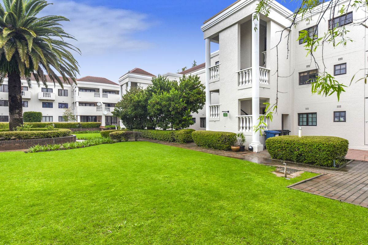 secure, stylish, and superbly located 2 bedroom 1 bathroom apartment in Sandown - Photo 2