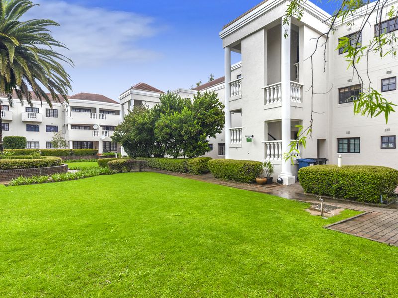 secure, stylish, and superbly located 2 bedroom 1 bathroom apartment in Sandown - Photo 2
