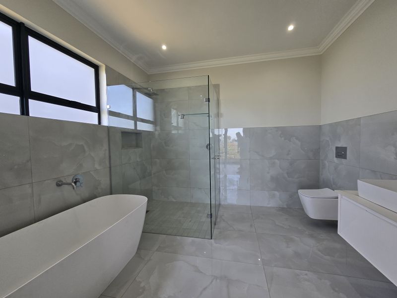 Contemporary double storey home for SALE! - Photo 9