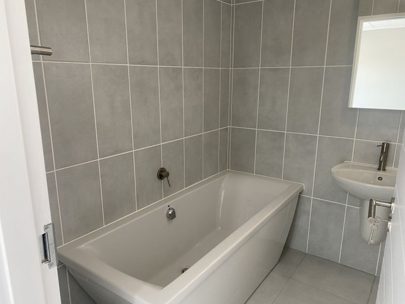 1 Bed Apartment in Greenkloof - Photo 10