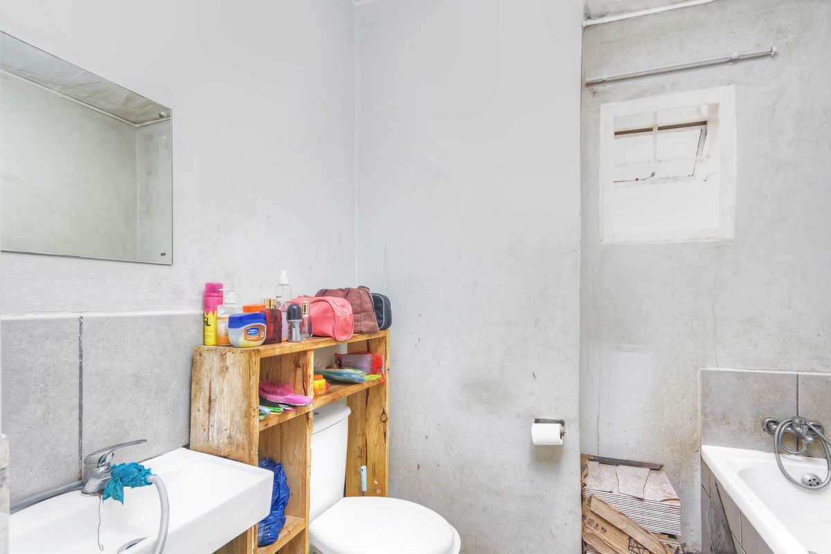 Modern 2 Bedroom Apartment For Sale - Photo 5