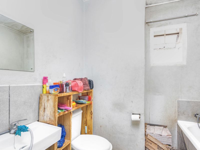 Modern 2 Bedroom Apartment For Sale - Photo 5