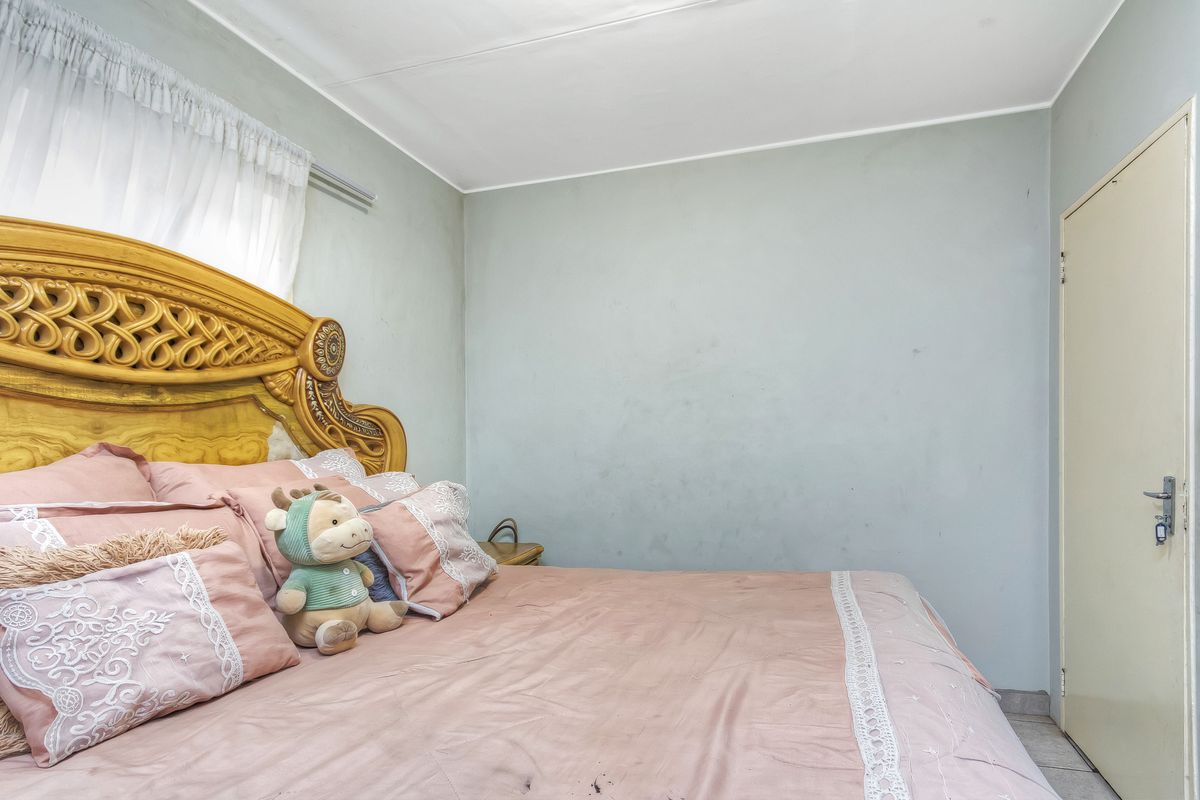 Modern 2 Bedroom Apartment For Sale - Photo 3