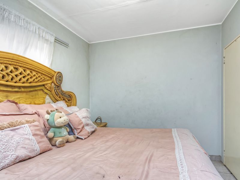 Modern 2 Bedroom Apartment For Sale - Photo 3