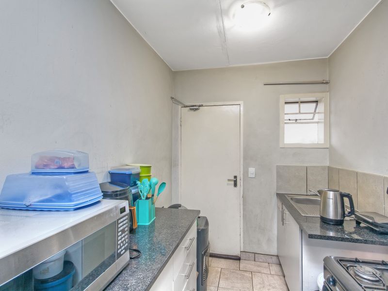 Modern 2 Bedroom Apartment For Sale - Photo 9