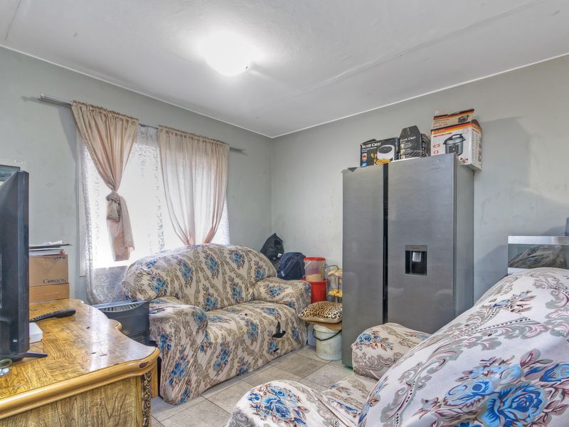 Modern 2 Bedroom Apartment For Sale - Photo 8