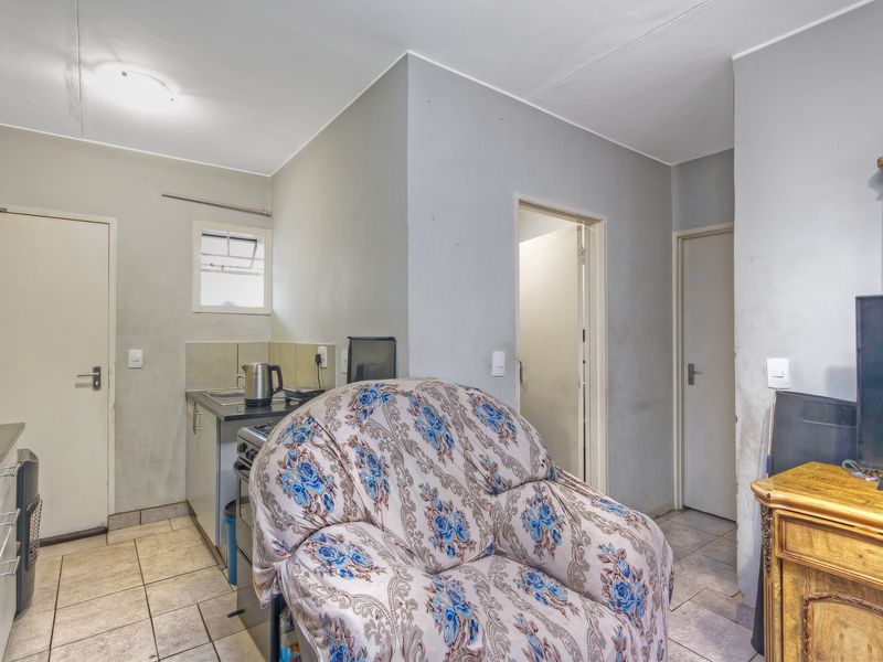 Modern 2 Bedroom Apartment For Sale - Photo 6