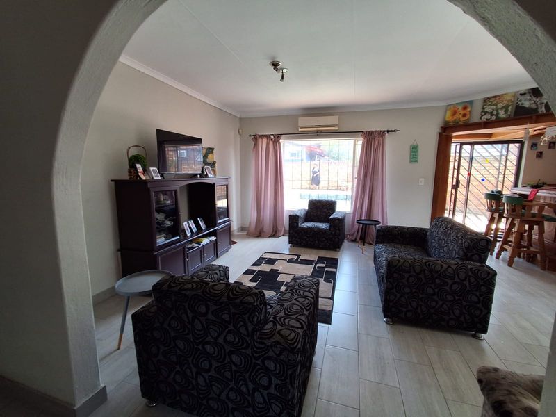 Charming 2-Bedroom Home with Pool & Lapa in Birchleigh – Ideal for Starters or Downsizing! - Photo 5