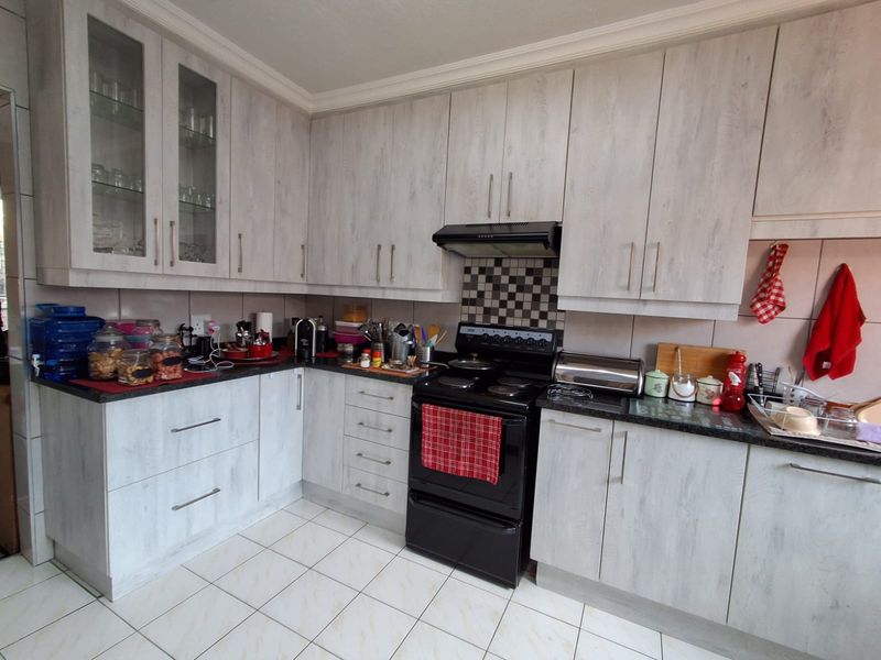 Charming 2-Bedroom Townhouse with Private Garden in Birchleigh – Perfect Starter Home! - Photo 7