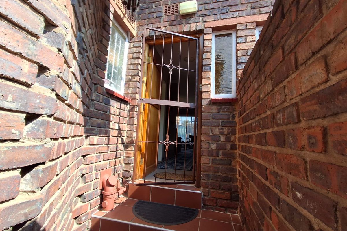 Charming 2-Bedroom Townhouse with Private Garden in Birchleigh – Perfect Starter Home! - Photo 2