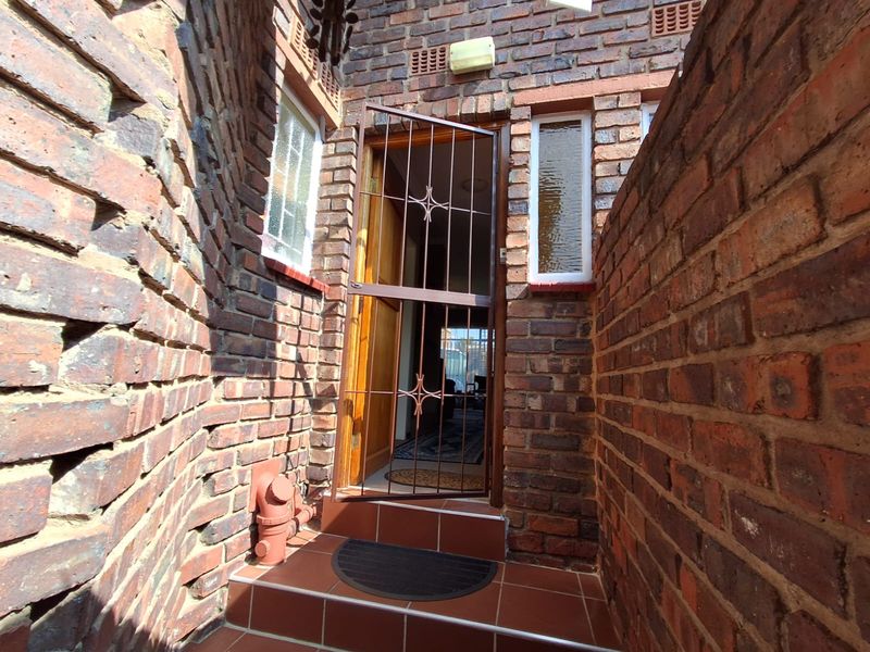 Charming 2-Bedroom Townhouse with Private Garden in Birchleigh – Perfect Starter Home! - Photo 2