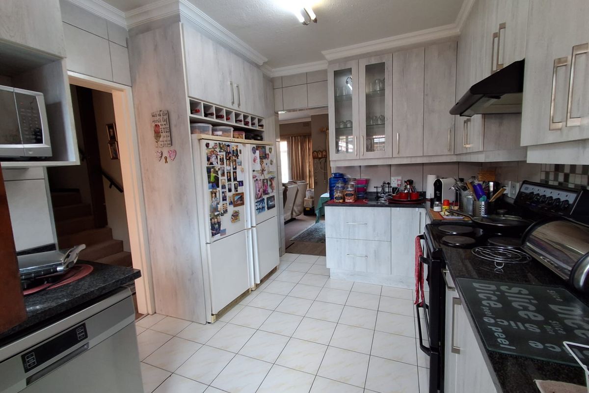 Charming 2-Bedroom Townhouse with Private Garden in Birchleigh – Perfect Starter Home! - Photo 5