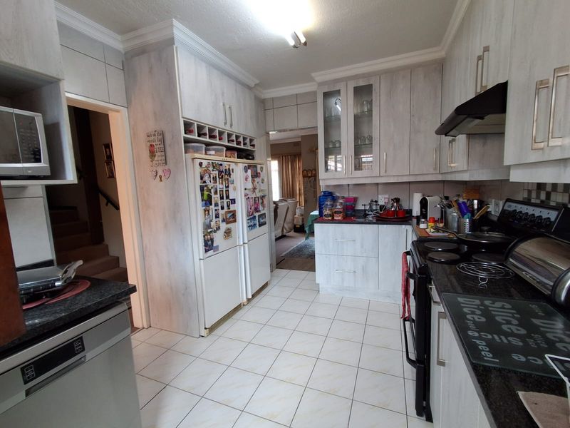 Charming 2-Bedroom Townhouse with Private Garden in Birchleigh – Perfect Starter Home! - Photo 5