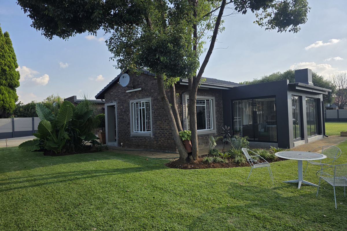 Modern Family Home for Sale in the Heart of Mooinooi. - Photo 2