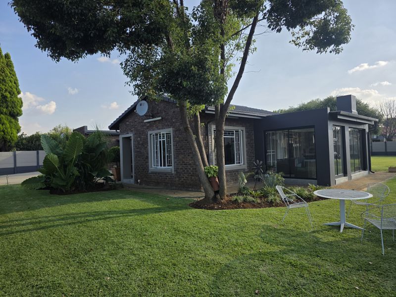 Modern Family Home for Sale in the Heart of Mooinooi. - Photo 2