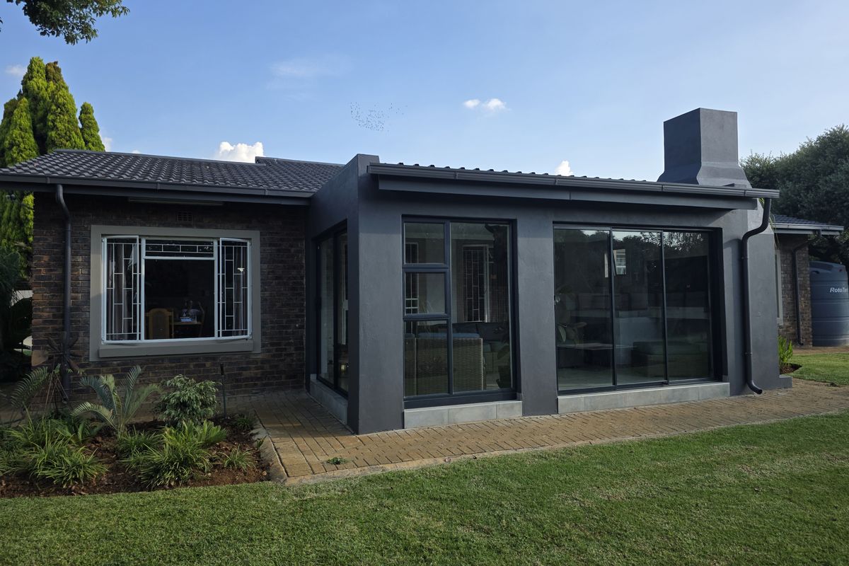 Modern Family Home for Sale in the Heart of Mooinooi. - Photo 4