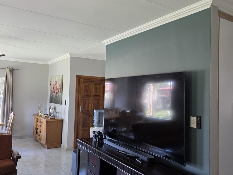 Modern Family Home for Sale in the Heart of Mooinooi. - Photo 9