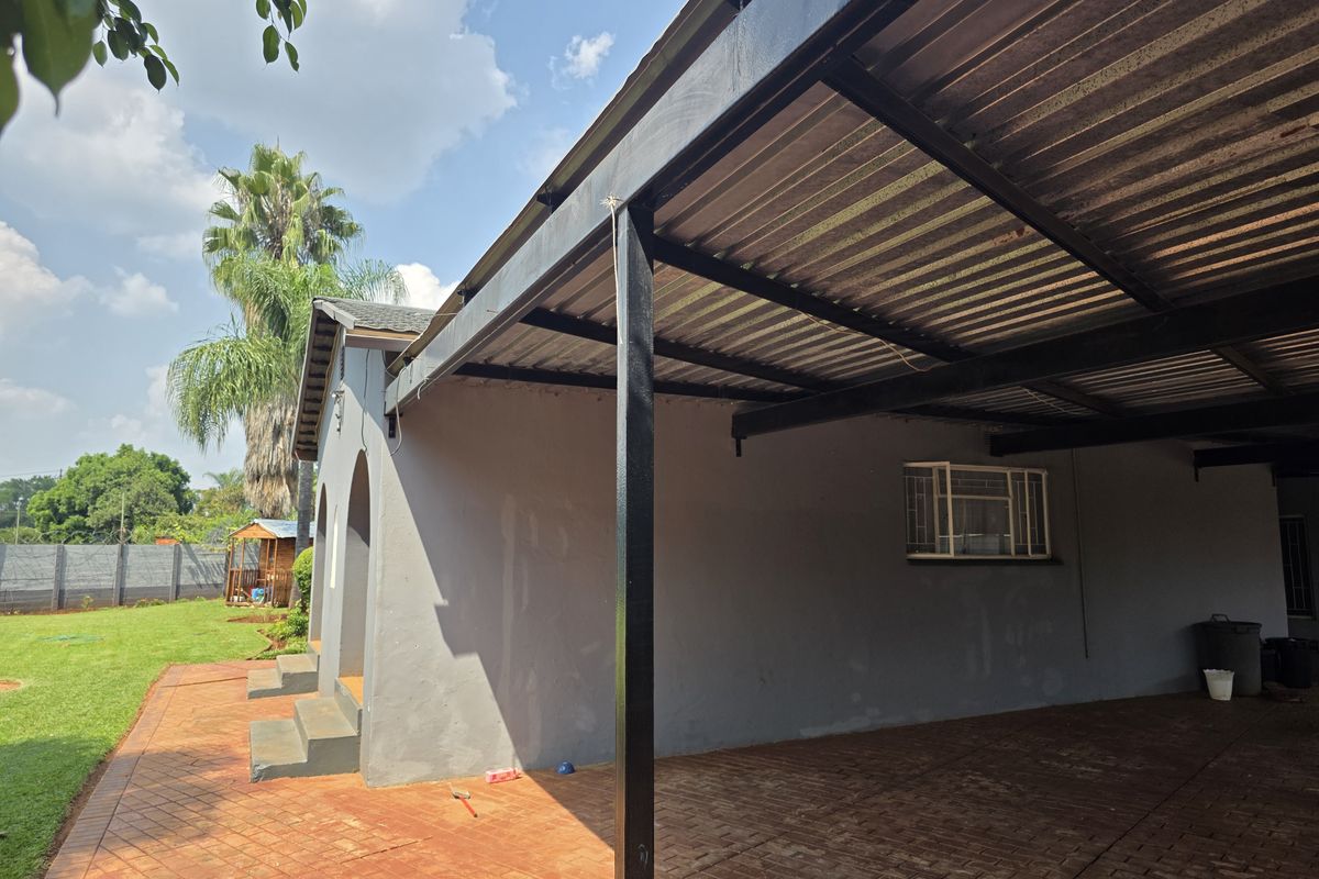 Spacious Family Home with Separate Flat – Ideal for Extended Living or Rental Income! - Photo 2