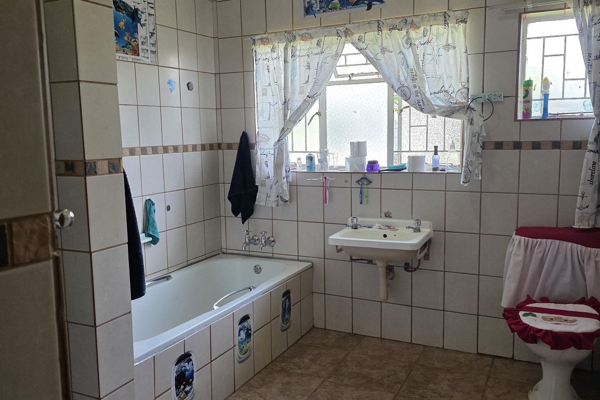 Spacious Family Home with Separate Flat – Ideal for Extended Living or Rental Income! - Photo 5