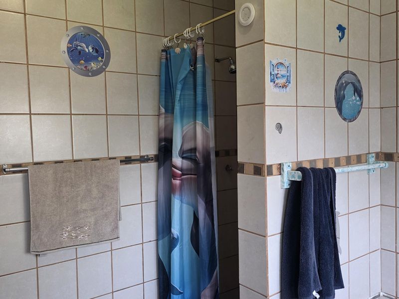 Spacious Family Home with Separate Flat – Ideal for Extended Living or Rental Income! - Photo 7