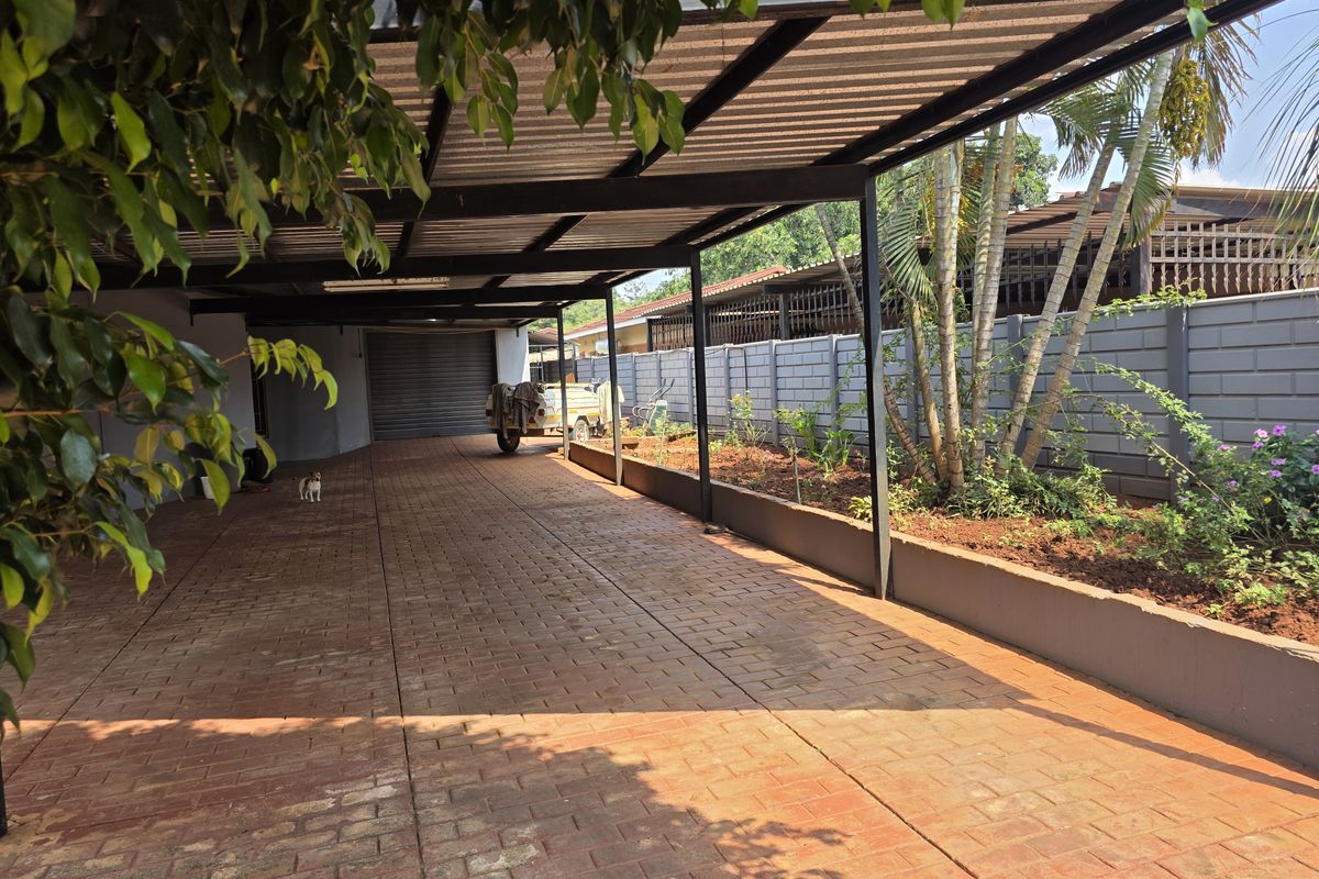 Spacious Family Home with Separate Flat – Ideal for Extended Living or Rental Income! - Photo 3