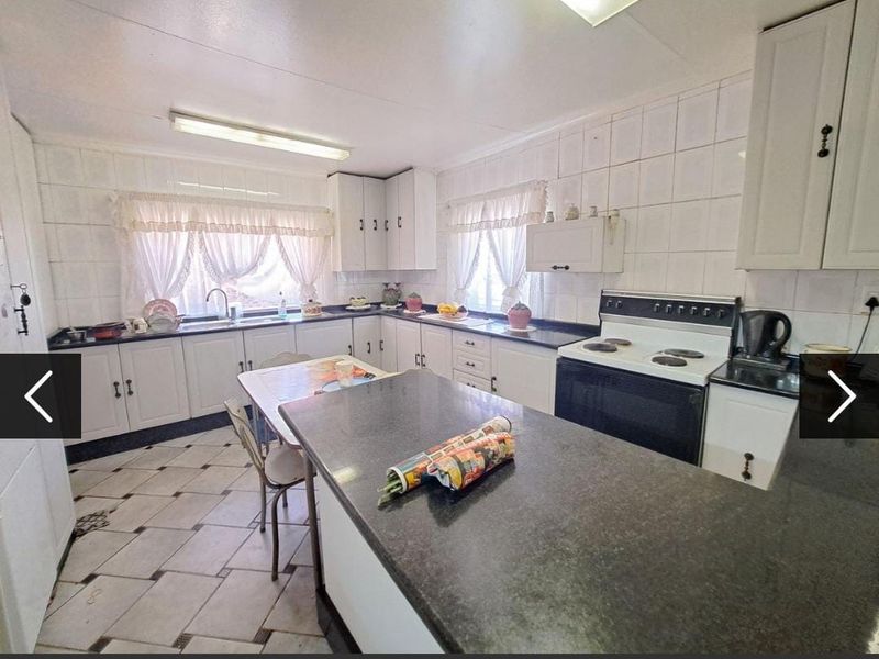 Large family residence / Investment property - Photo 2