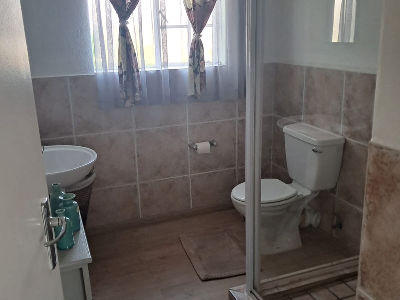 2 Bedroom Townhouse for sale in a popular complex - Photo 9