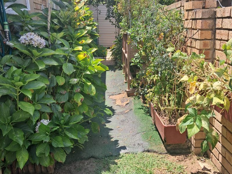 2 Bedroom Townhouse for sale in a popular complex - Photo 2