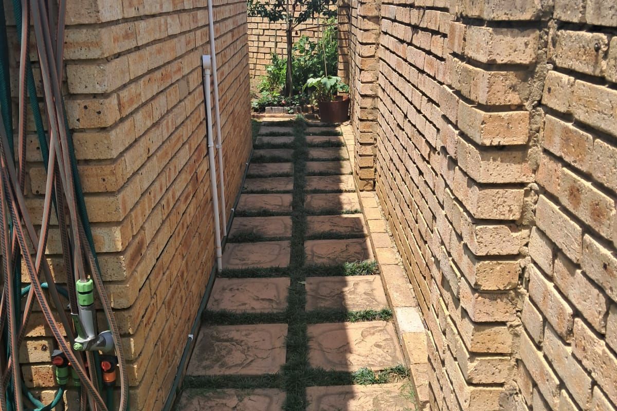 2 Bedroom Townhouse for sale in a popular complex - Photo 3