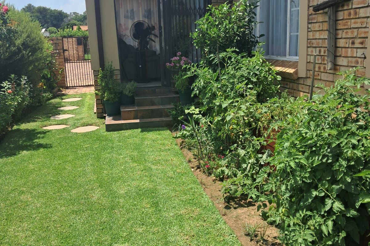 2 Bedroom Townhouse for sale in a popular complex - Photo 4